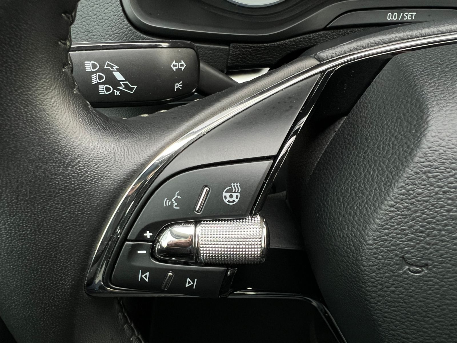 Fahrzeugabbildung SKODA Karoq Clever 2.0 TDI *TravelAssist, Navi, KESSY*