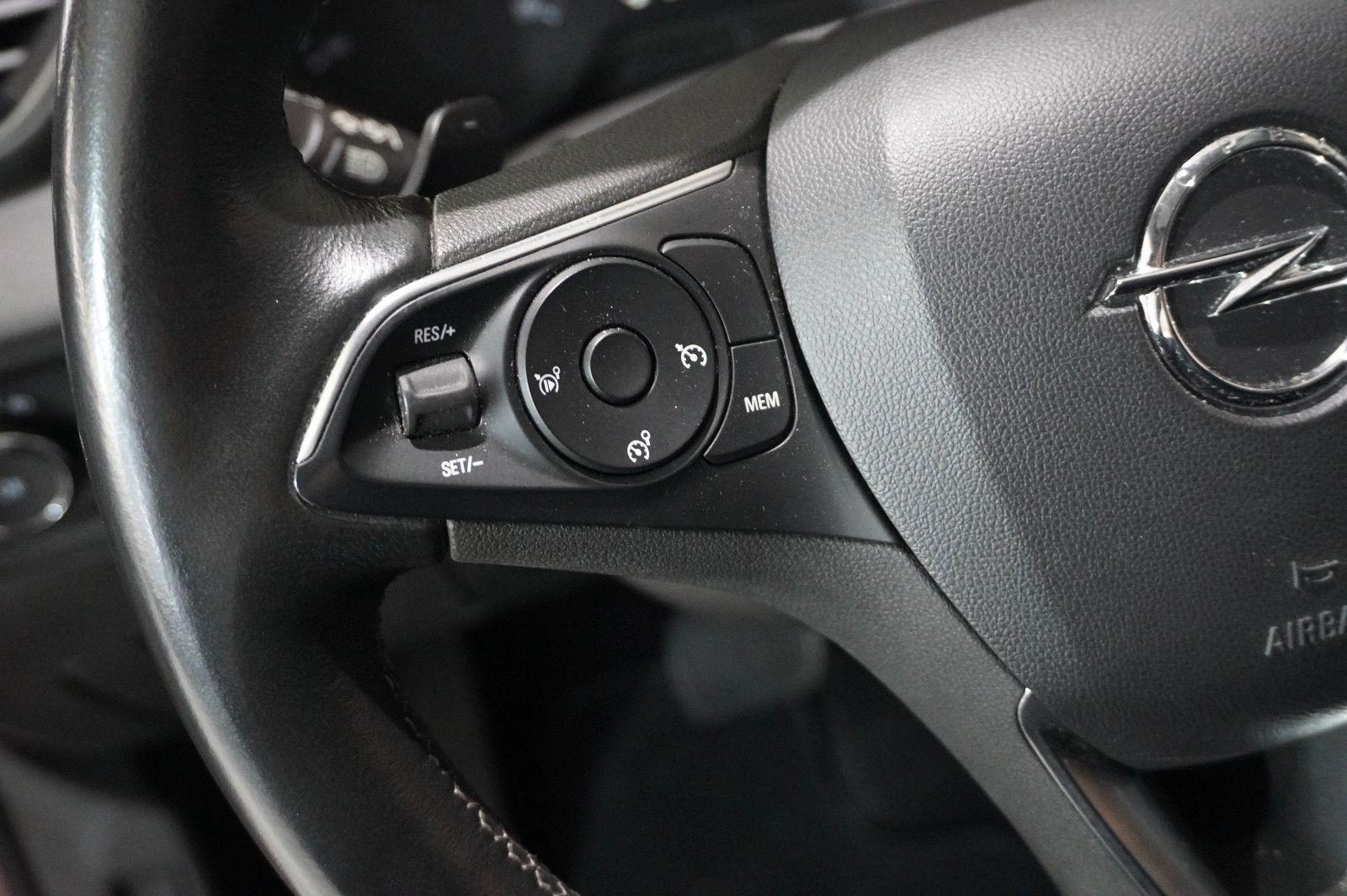 Fahrzeugabbildung Opel Grandland (X) 1.6 ELEGANCE HYBRID NAVI/SH/KAMERA