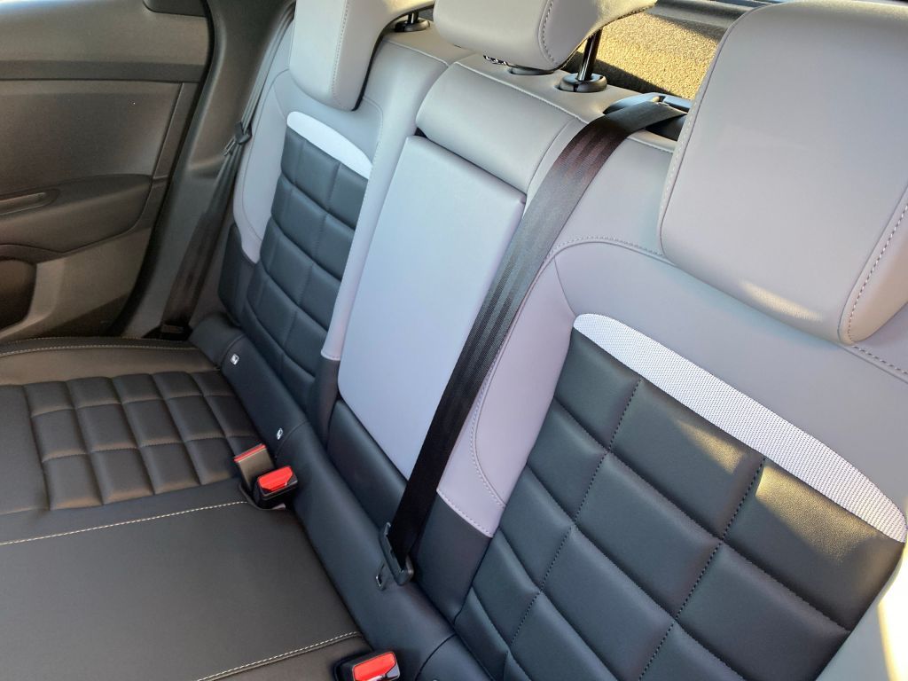 Fahrzeugabbildung Citroën C4 Hybrid 145 Automatik MAX *Winter+Techno-Pak*