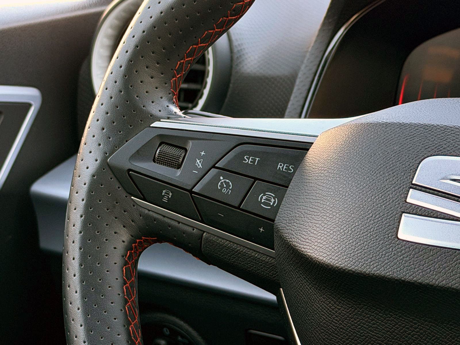 Fahrzeugabbildung SEAT Arona 1.0 TSI DSG FR NAVI LED ACC KAMERA PDC SHZ