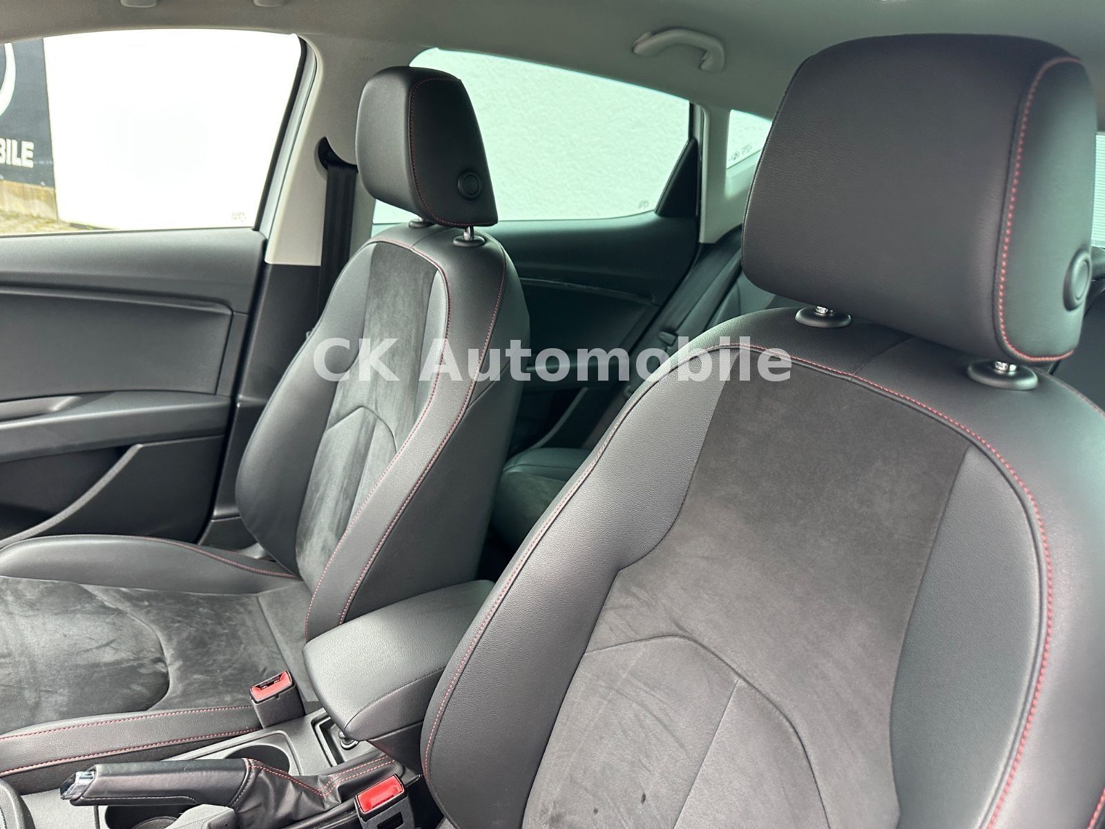 Fahrzeugabbildung SEAT Leon FR 2.0 TDI/Navi/LED/Alcantara/SHZ/PDC