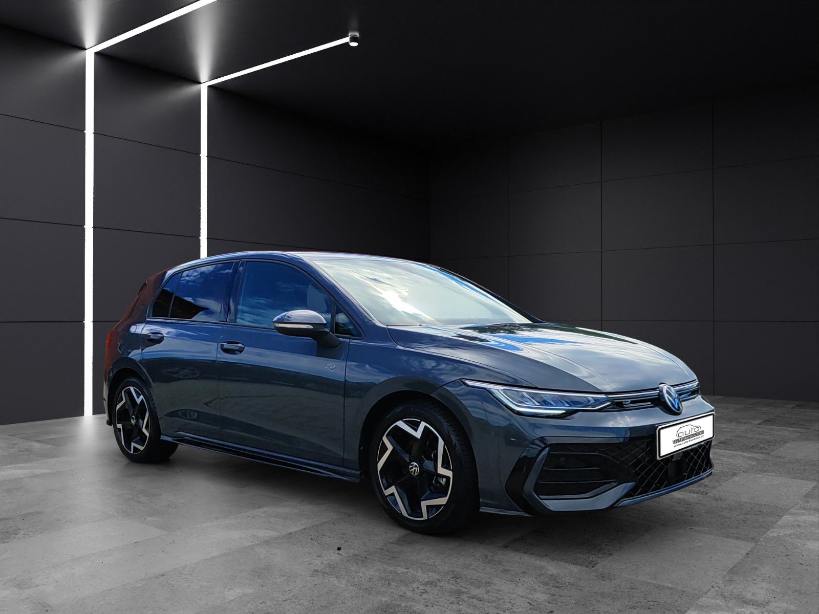 Fahrzeugabbildung Volkswagen Golf VIII Lim. 1.5 TSI  R-Line *Cam*Ambiente*LED