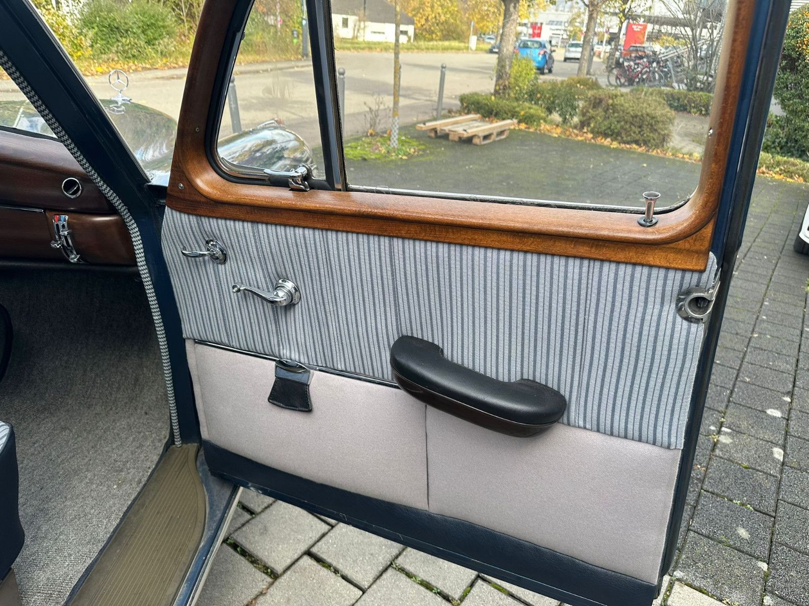Fahrzeugabbildung Mercedes-Benz 220 S Ponton aus dem Jahr 1956