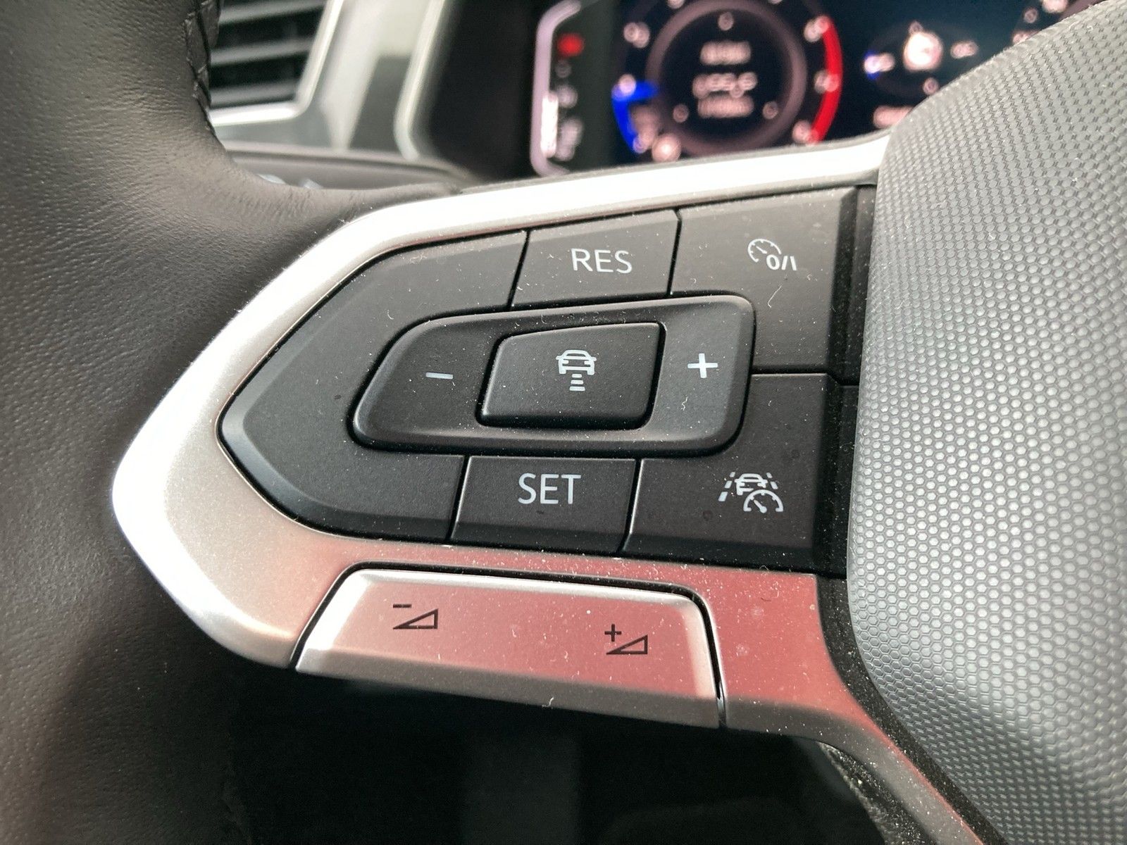 Fahrzeugabbildung Volkswagen Tiguan TSI Elegance 4M DSG Matrix Navi ACC STH A