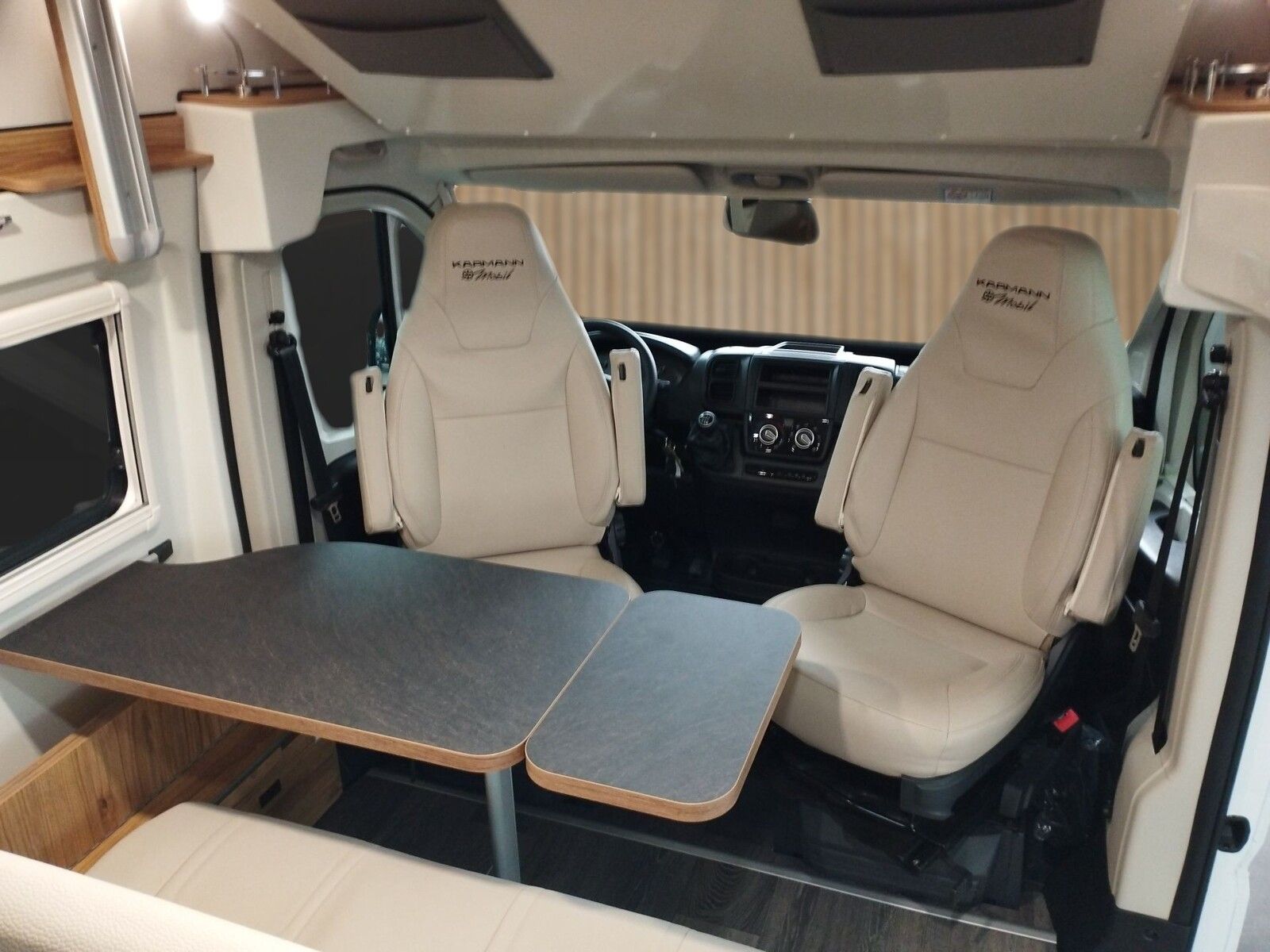 Fahrzeugabbildung Karmann Dexter DE 550 140 PS, Rückfahrkamera