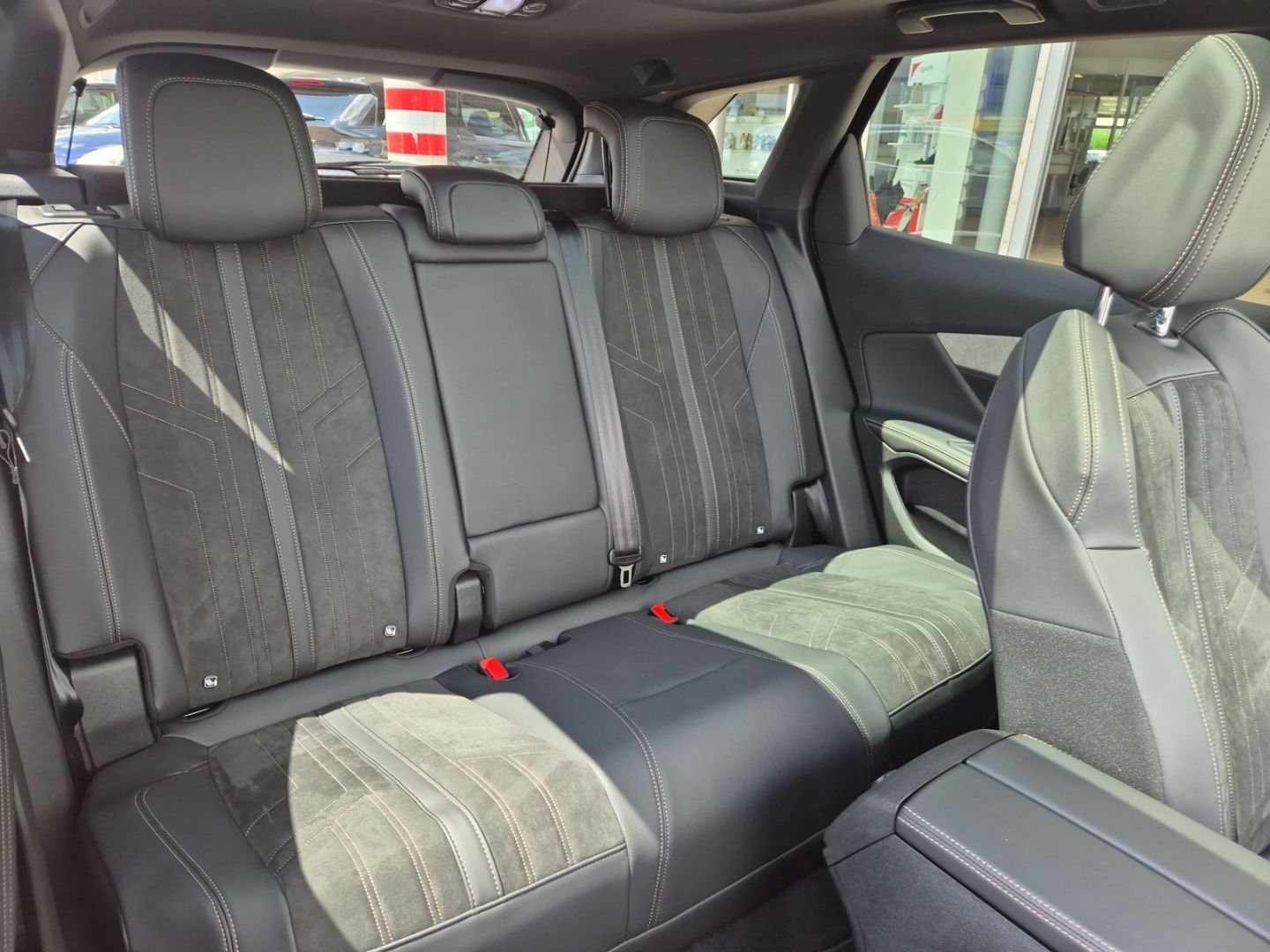 Fahrzeugabbildung Peugeot 3008 Hybrid4 300 GT 1.6 El. Panodach Navi Digita