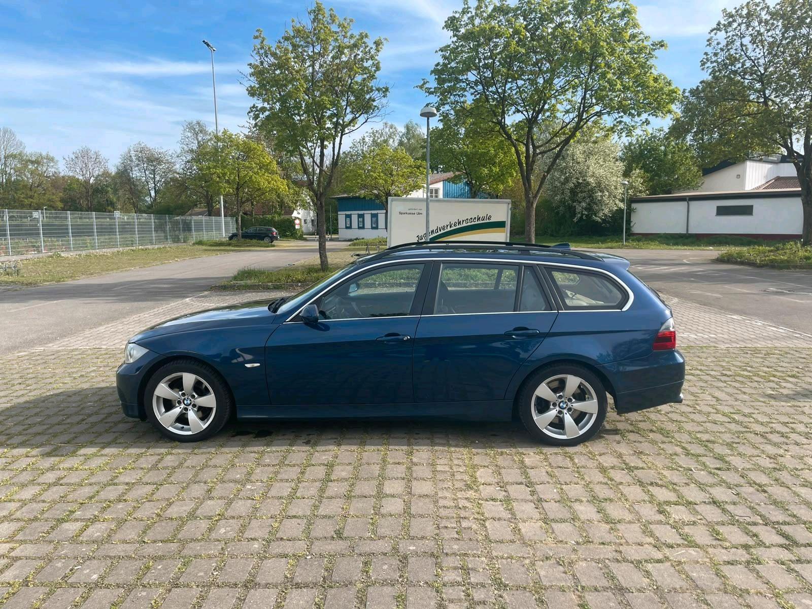 BMW 330 2006 — вигляд ззаду