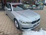 BMW 520d Touring*LED*Kamera*AHK*Head up* El. Sitze* - silberne BMW 520