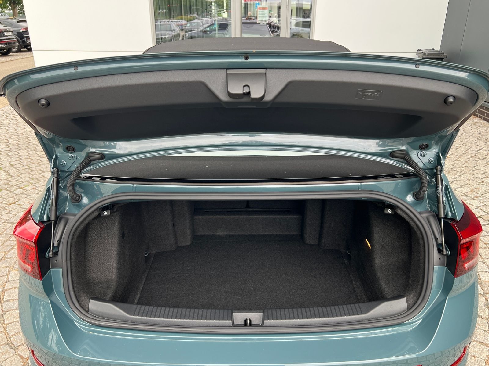 Fahrzeugabbildung Volkswagen T-Roc Cabriolet 1.5 TSI DSG *AHK, LED, Black Sty