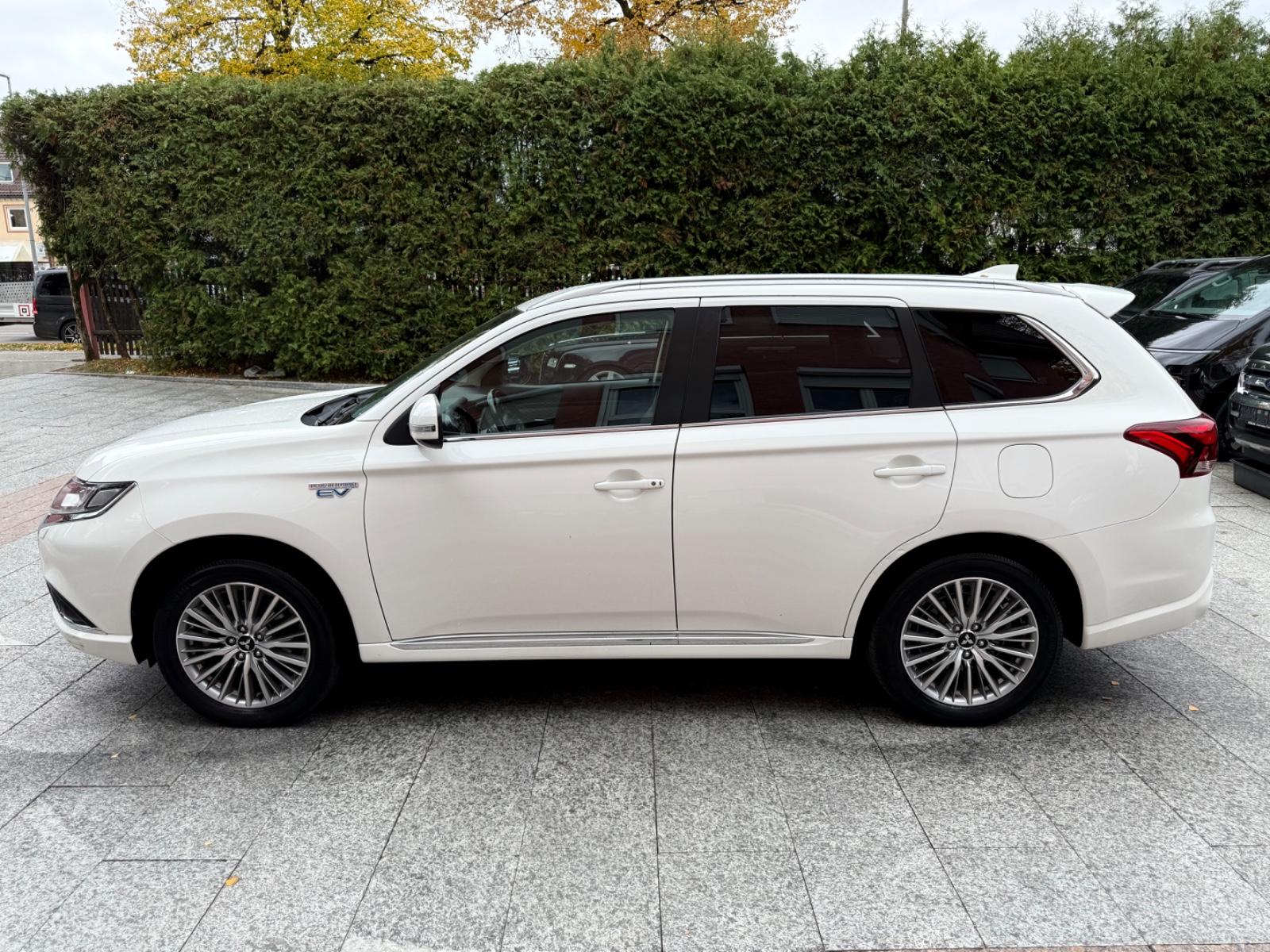 Mitsubishi Outlander 2.4 PHEV 4WD Spirit *Leder*Navi*Kamera