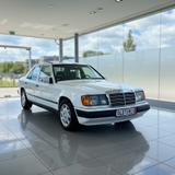 Mercedes-Benz E 230*H-KENNZEICHEN*AUTOMATIK*TŨV 02/2027 - Mercedes-Benz E 230 mit Benzin-Antrieb: Limousine