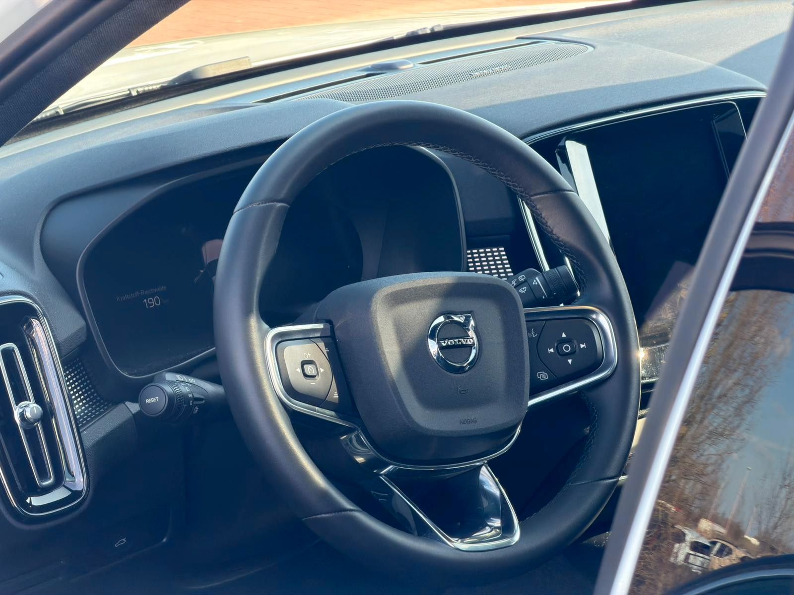 Fahrzeugabbildung Volvo XC40 B4 AWD Ultimate Dark*PANO*STDHZG*360°*ACC