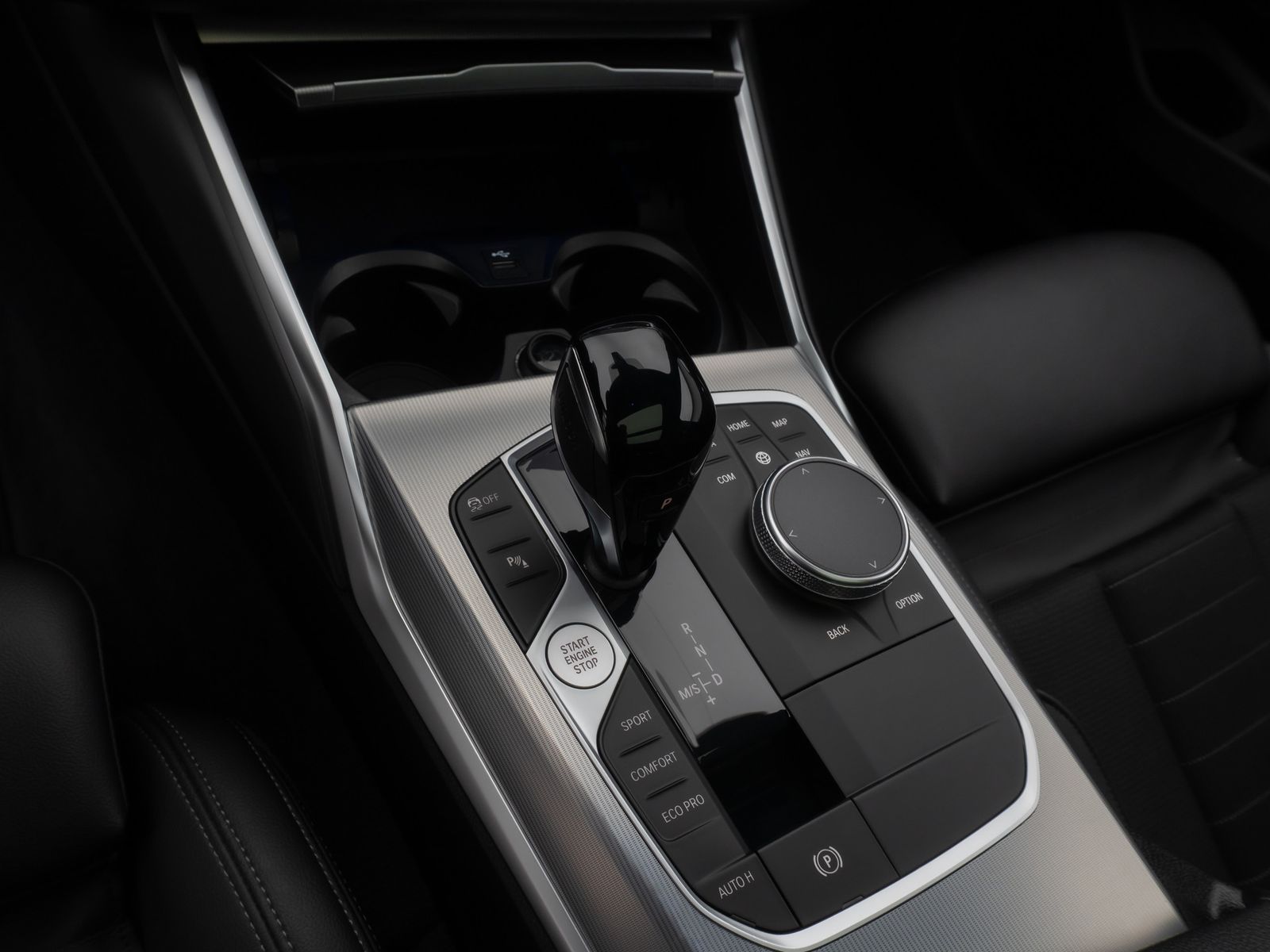 Fahrzeugabbildung BMW 320d Sport Line Panorama Laser HUD DAB HiFi AHK