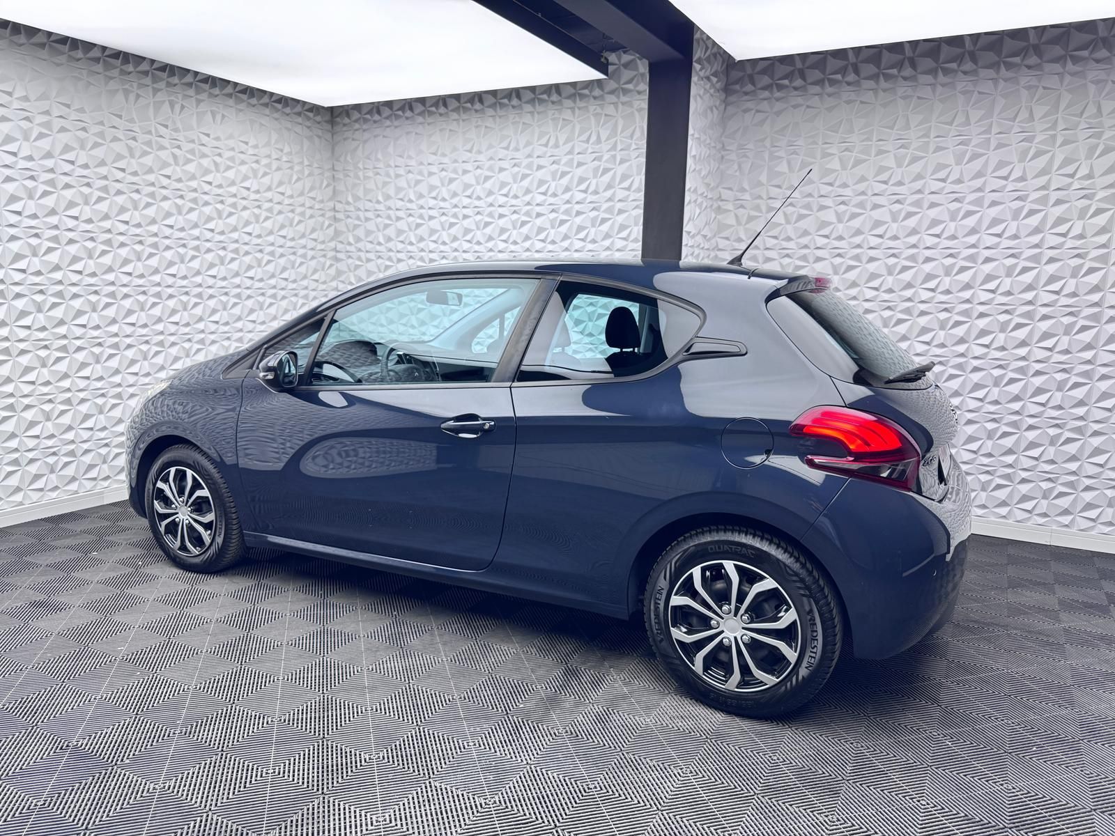 Fahrzeugabbildung Peugeot 1.2 e-VTi/PDC/TEMPOM/LED/HiFi/SITZHEIZ/ALLWETTER
