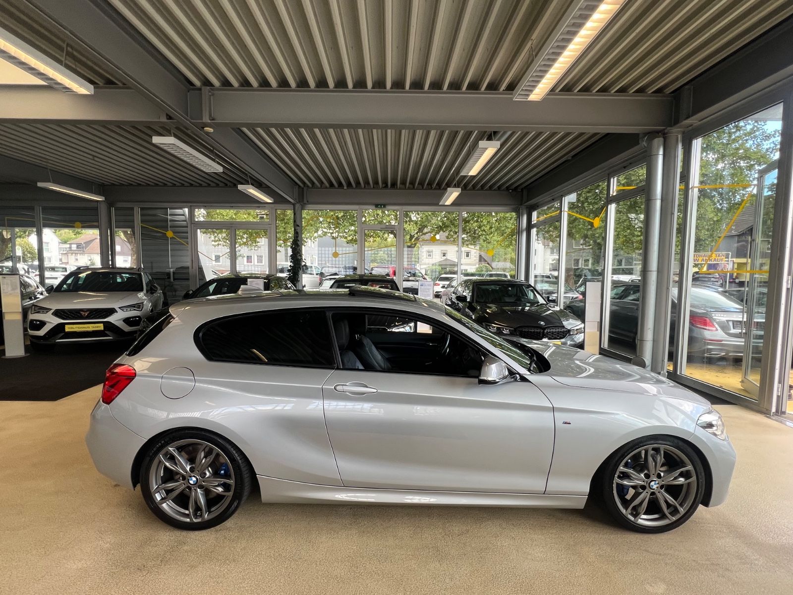 Fahrzeugabbildung BMW M135 i xDrive * SCHIEBEDACH * LEDER *