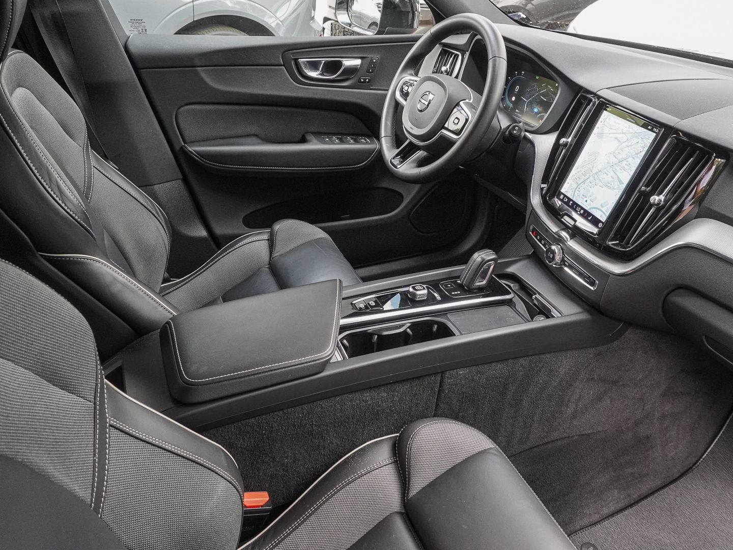 Volvo XC60 R Design AWD AHK Navi Leder Digitales Cockp foto 7