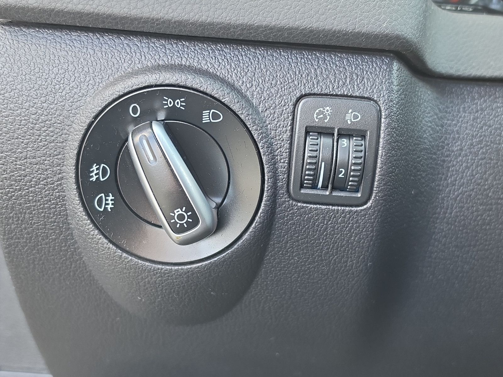 Fahrzeugabbildung Volkswagen Tiguan AHK TEMPOMAT PDC SHZ TÜV SERVICE NEU