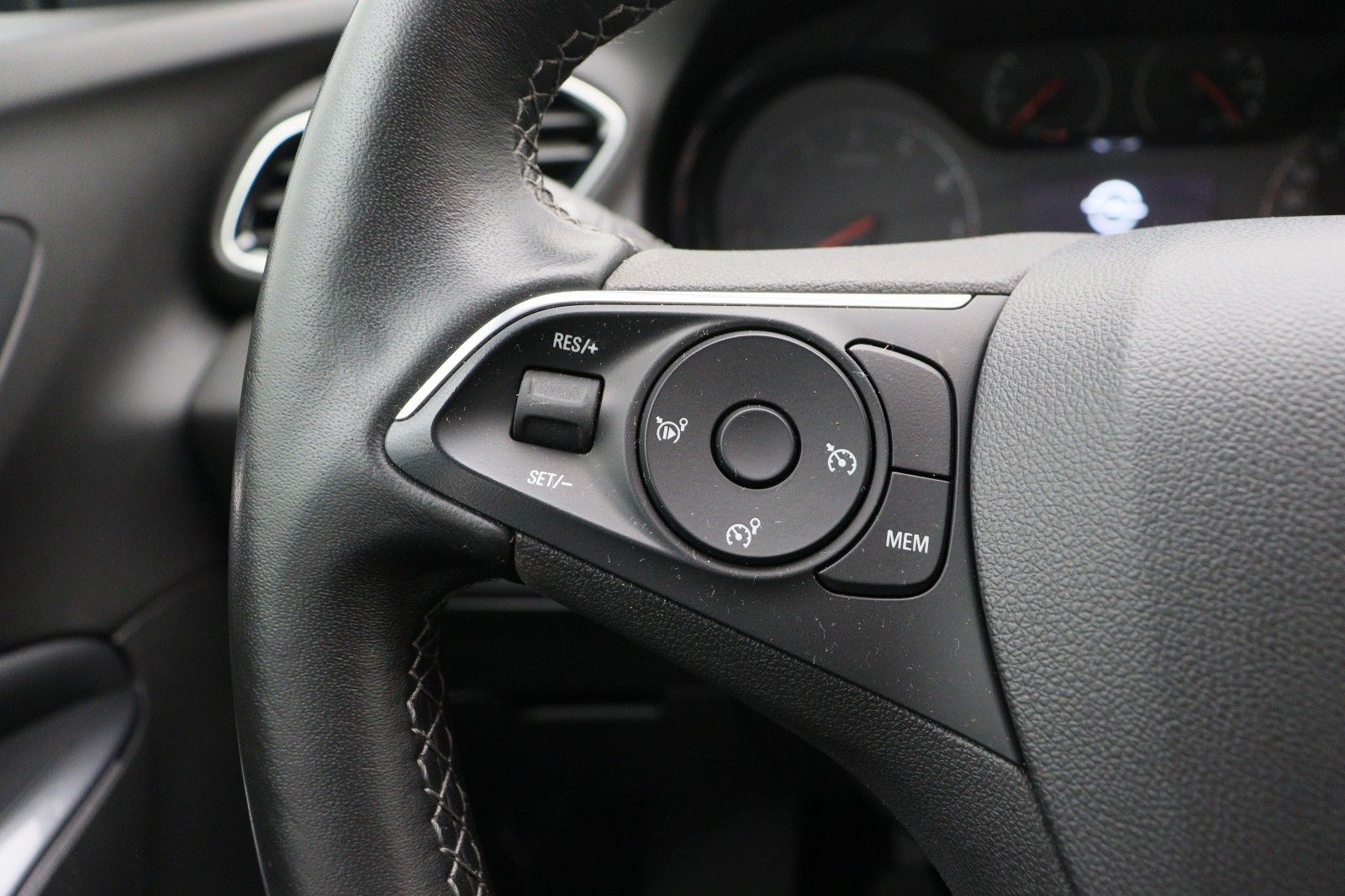 Fahrzeugabbildung Opel Grandland X 1.2 Edition AHK TEMPO LED
