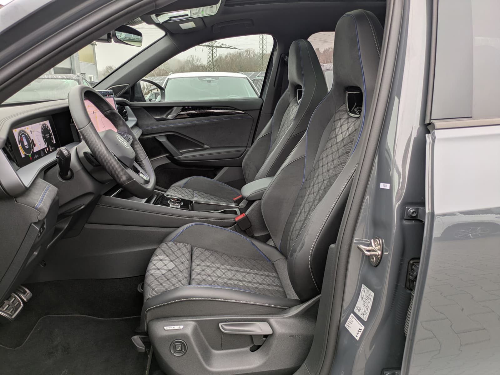 Fahrzeugabbildung Volkswagen Tayron 2.0 TDI 4M R-Line BLACK*7Si*MATRIX*PANO