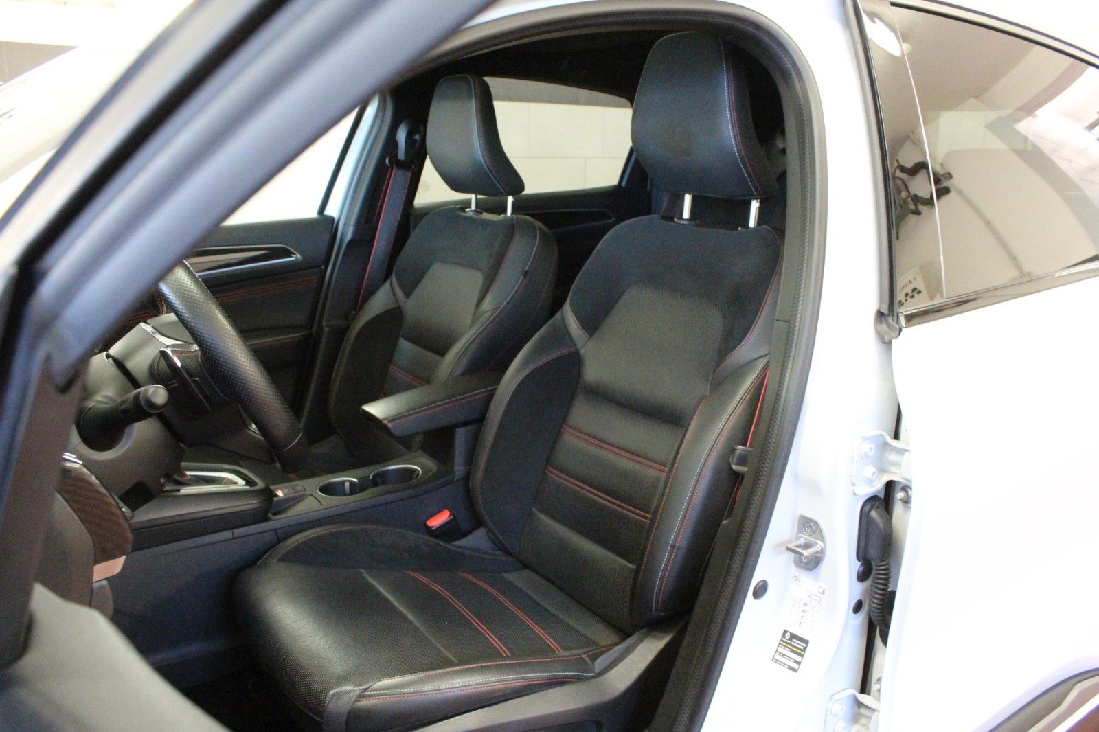 Fahrzeugabbildung Renault Arkana Mild Hybrid 160 EDC R.S. Line*Leder*