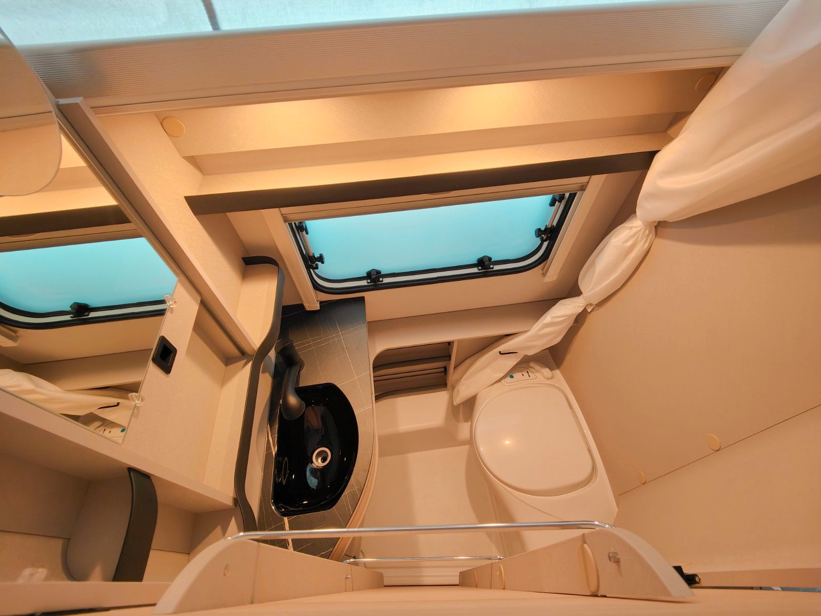 Fahrzeugabbildung HYMER / ERIBA / HYMERCAR Touring 530 Tango Red - JETZT 8.024€ SPAREN !!!