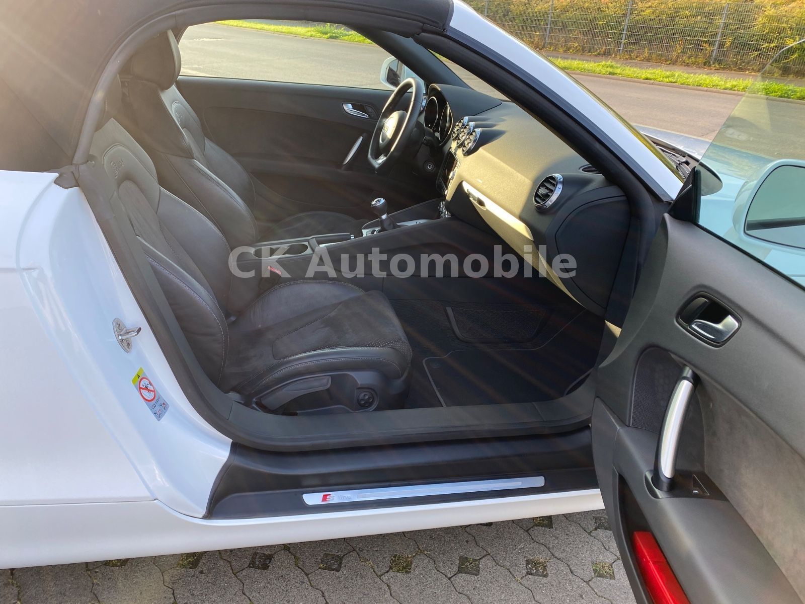 Fahrzeugabbildung Audi TT 1.8 TFSI Roadster S-Line/Navi/Bi-Xenon/PDC