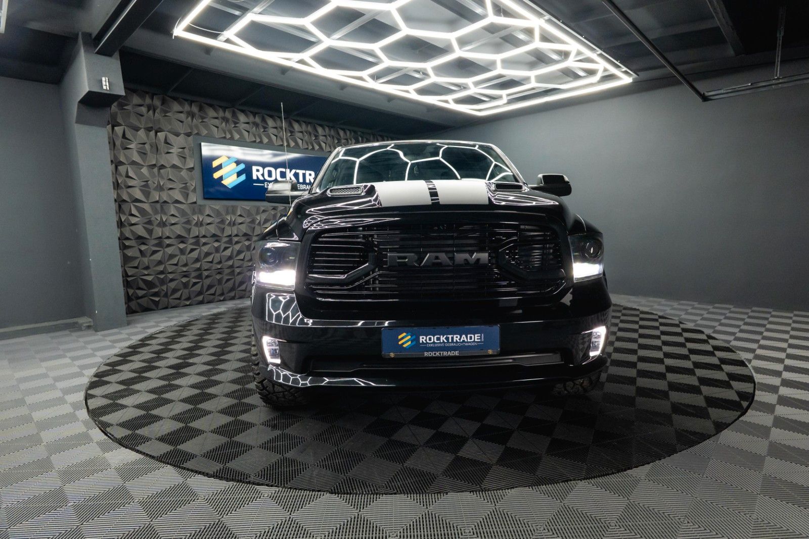Fahrzeugabbildung Dodge RAM 5.7 V8 HEMI 4x4 OFFROAD Night-Paket LONG 19%