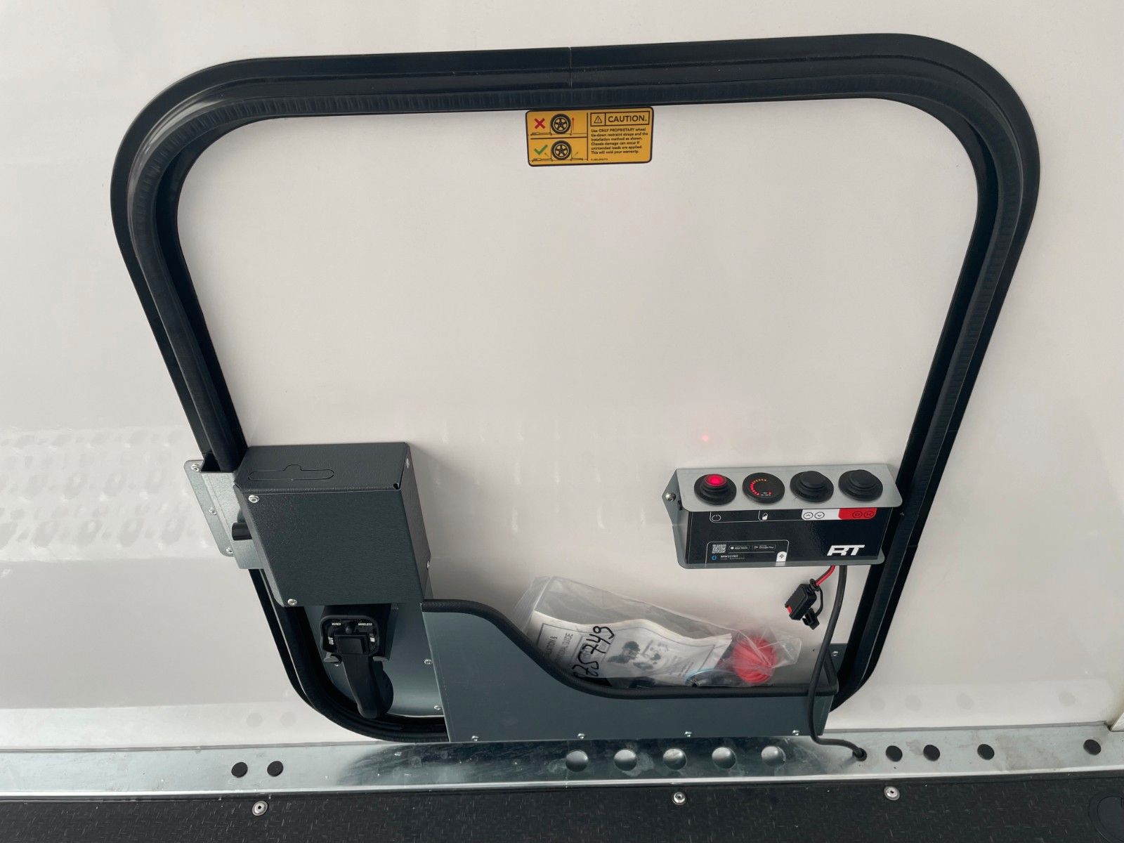 Fahrzeugabbildung Brian James Race Transporter 7 / Länge: 6,16 m / 3.500 kg