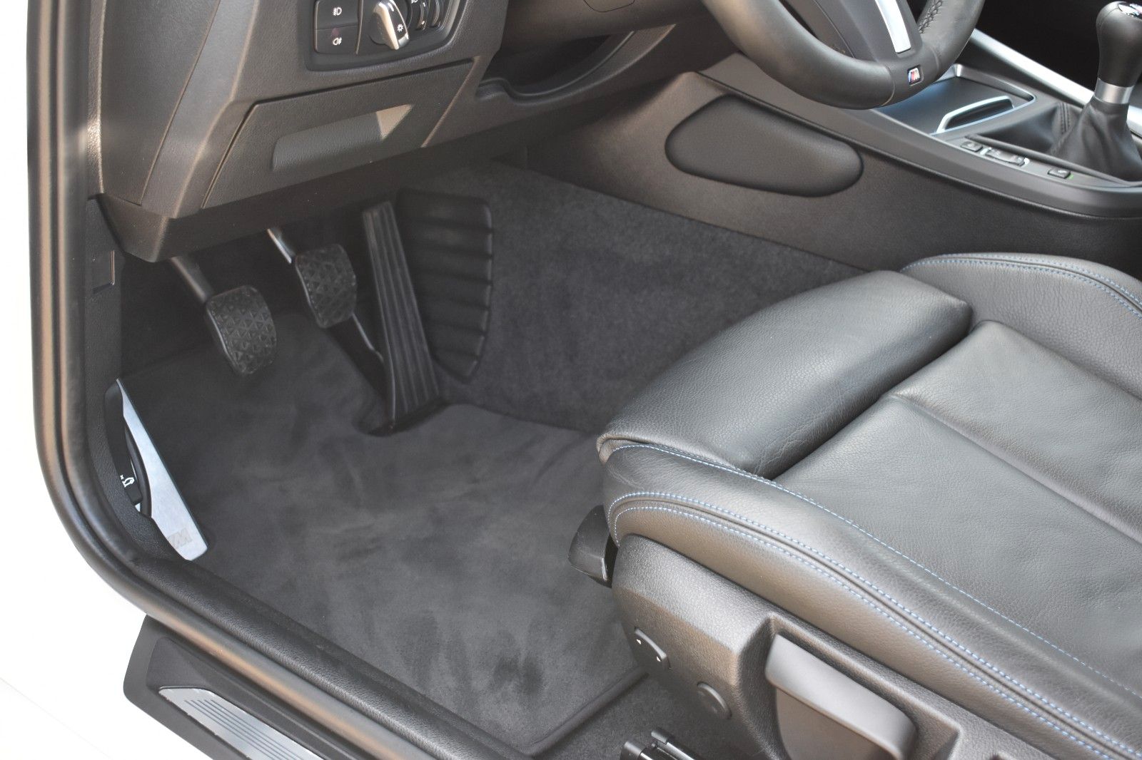 Fahrzeugabbildung BMW 118i Lim. Edition M Sport Shadow Navi Leder LED