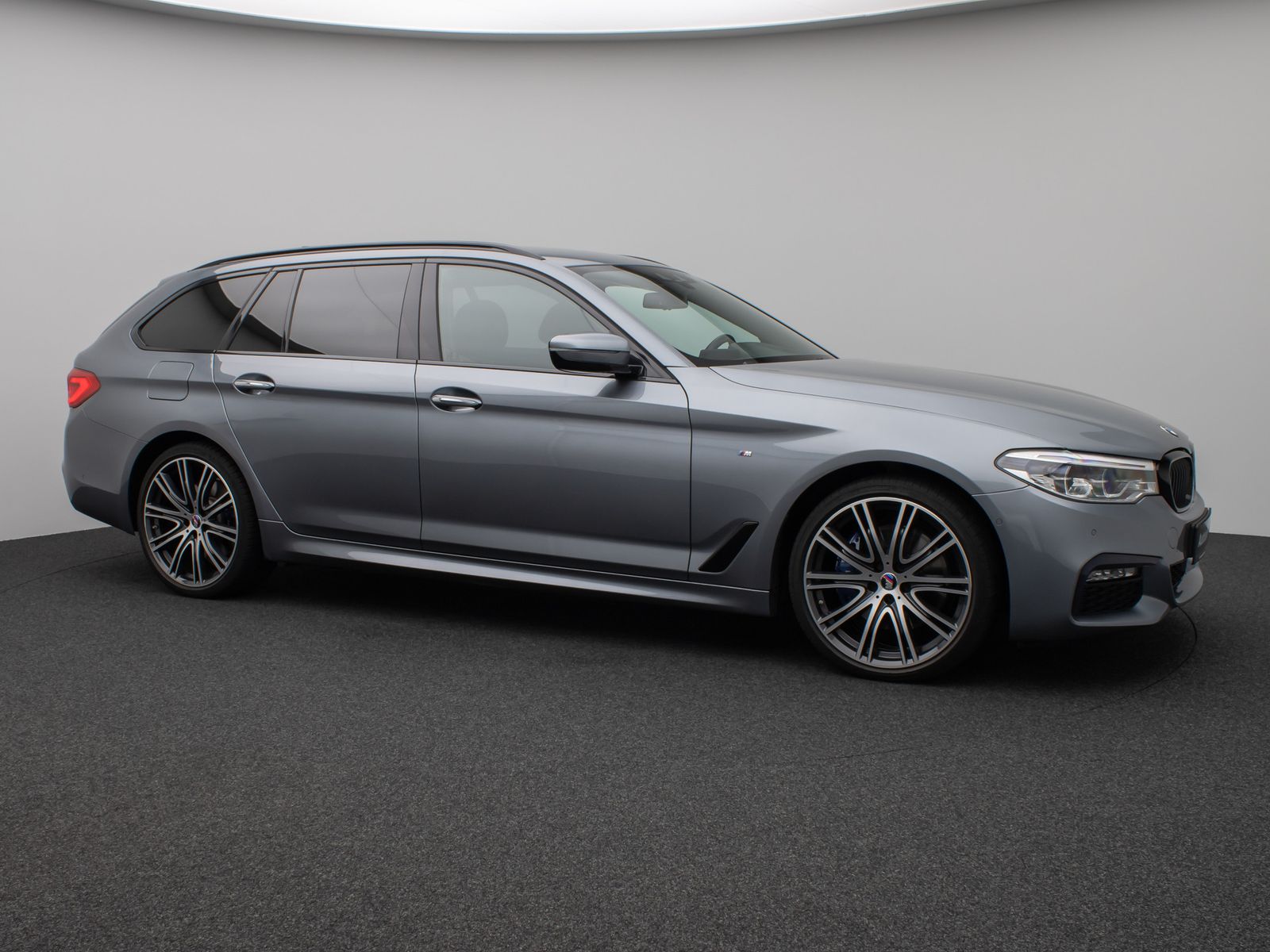 Fahrzeugabbildung BMW 530d xD M Sport Kamera HUD HiFi SoftCl Komfort