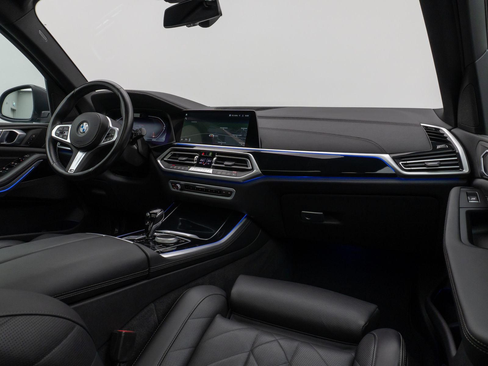 Fahrzeugabbildung BMW X5 xD30d M Sport Panorama 360°HUD HiFi Komfort