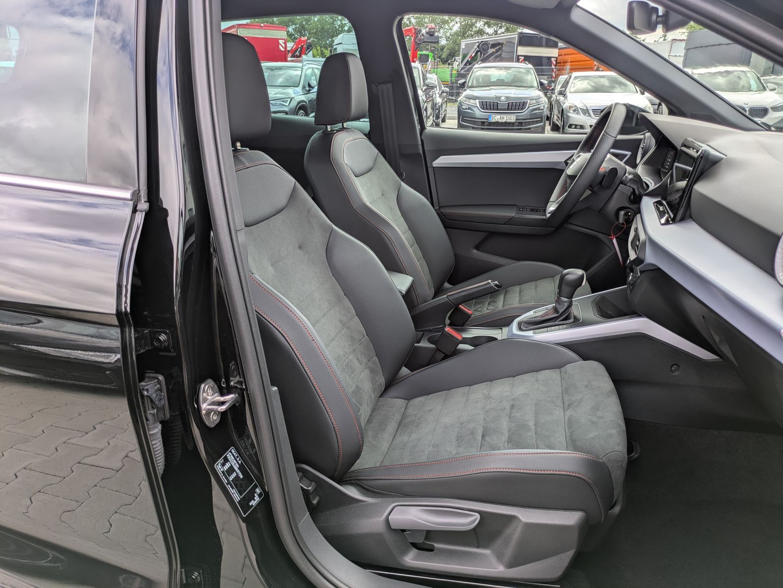 Fahrzeugabbildung SEAT Arona 1.0 TSI FR DSG AHK*ACC*LED*APP*DAB*KAMERA