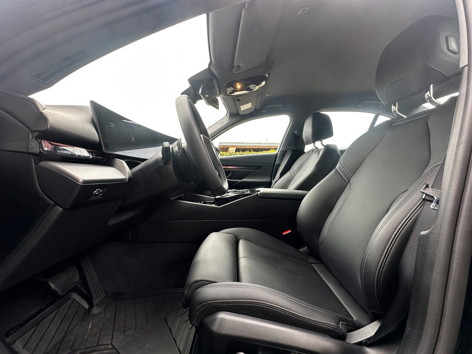 Fahrzeugabbildung BMW 520d Limo Aut. LC+ adLED Kamera H/K Leder SHZ