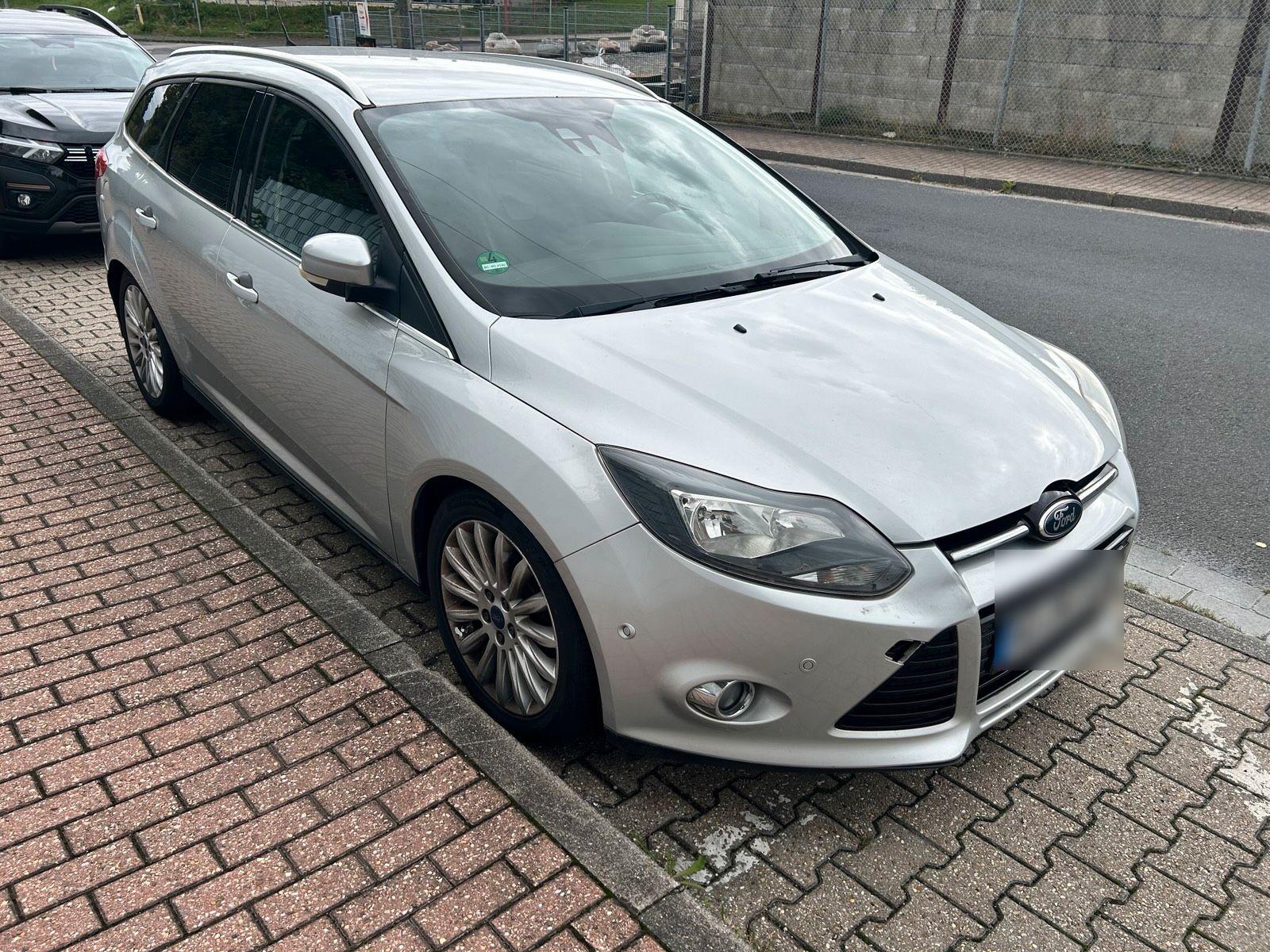 Ford Focus 2011 — rear view