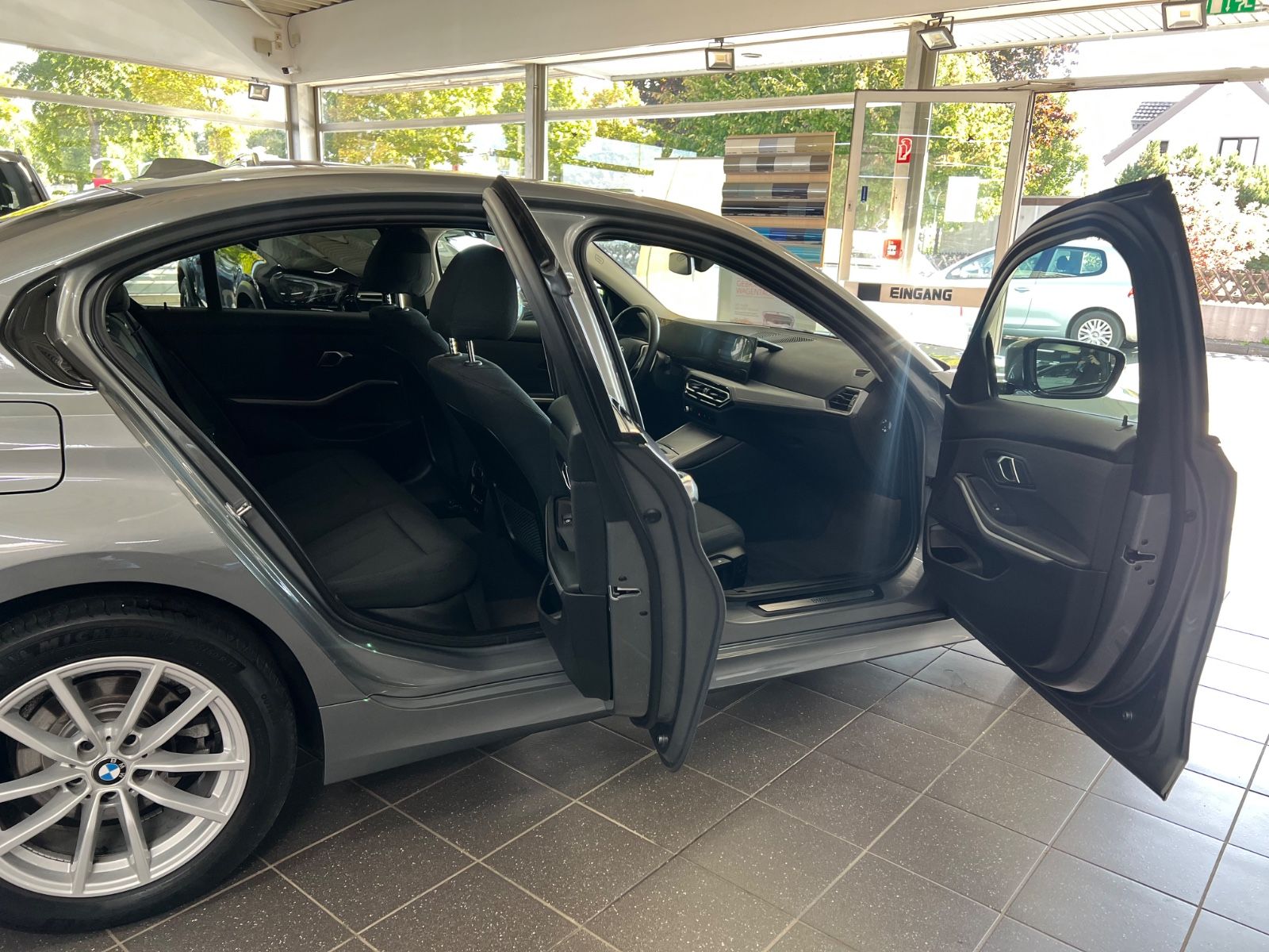 BMW 320d Lim. x Drive AHK+Driving Assist foto 13