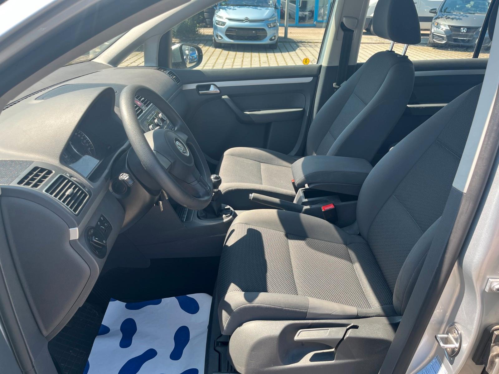 Volkswagen Touran 2011 — photo 14