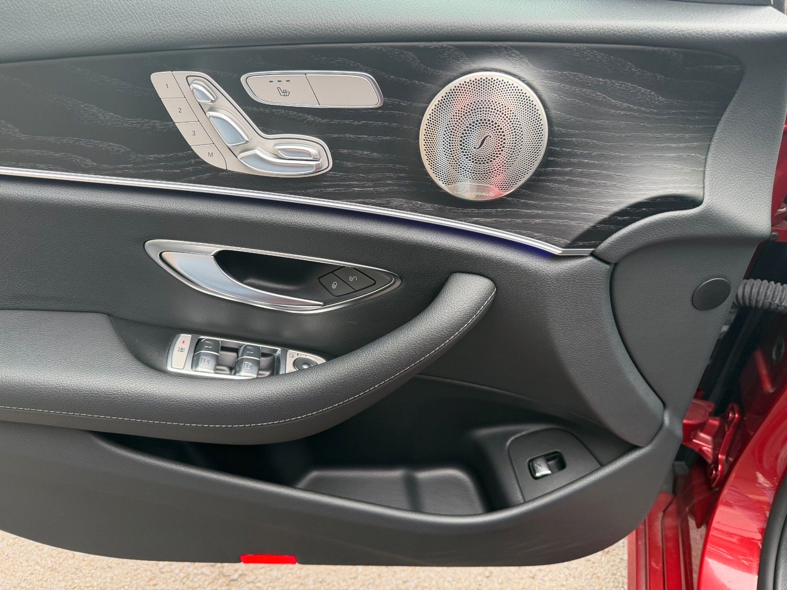 Fahrzeugabbildung Mercedes-Benz E 220d T Massage+Pano+Burm+Distr+360+HUD+Night