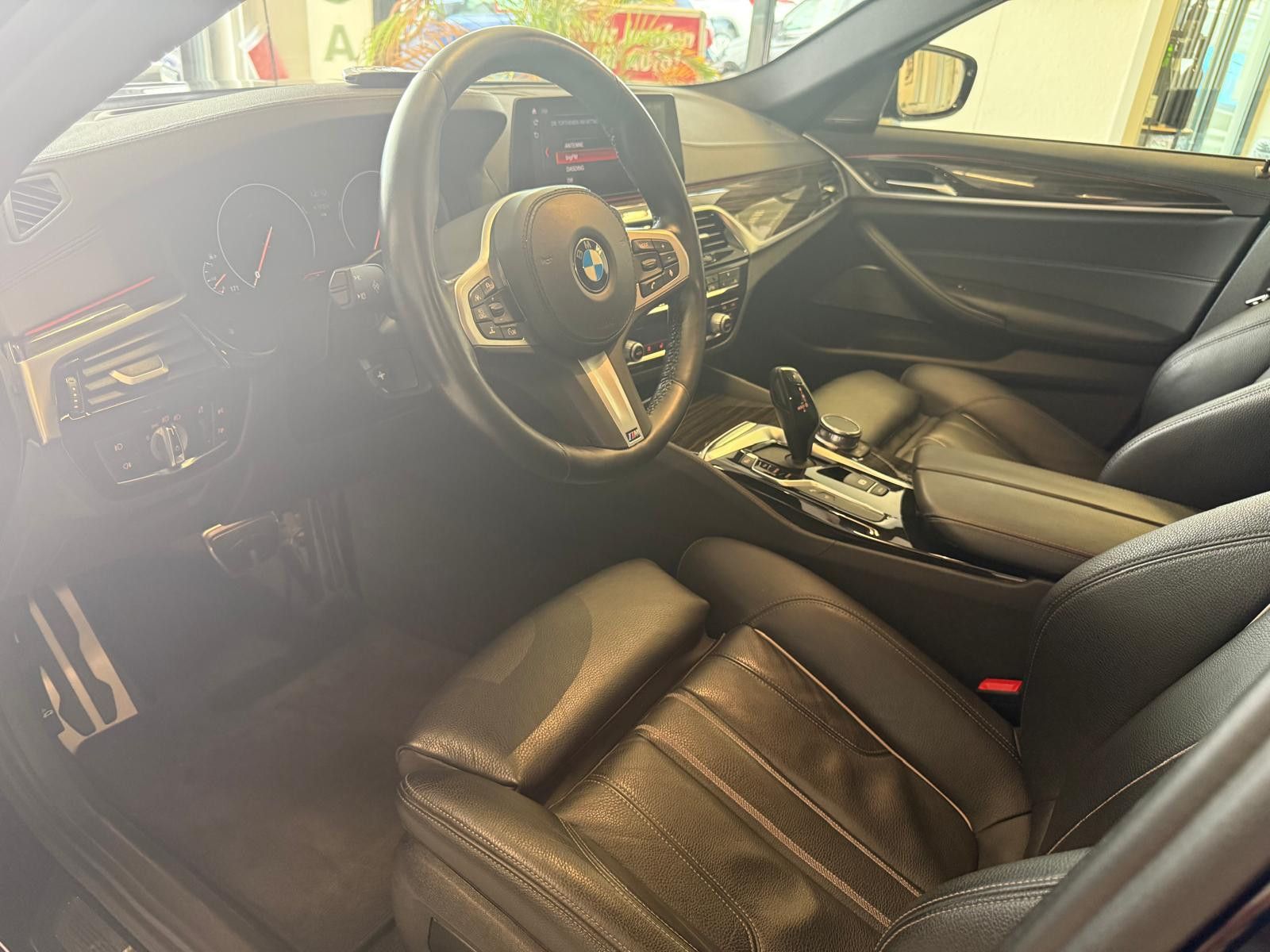 Fahrzeugabbildung BMW 540i Touring xDrive M /1.HAND/ SCHECKHEFT