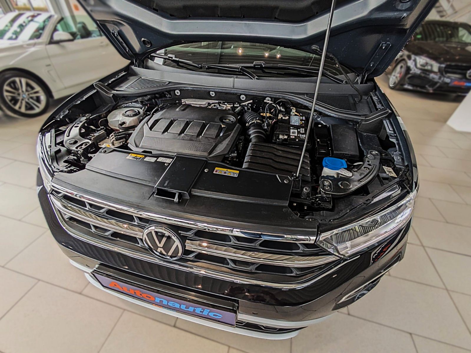 Fahrzeugabbildung Volkswagen T-Roc 2.0 TDI STYLE NAVI SHZ ACC LED CAM AHK