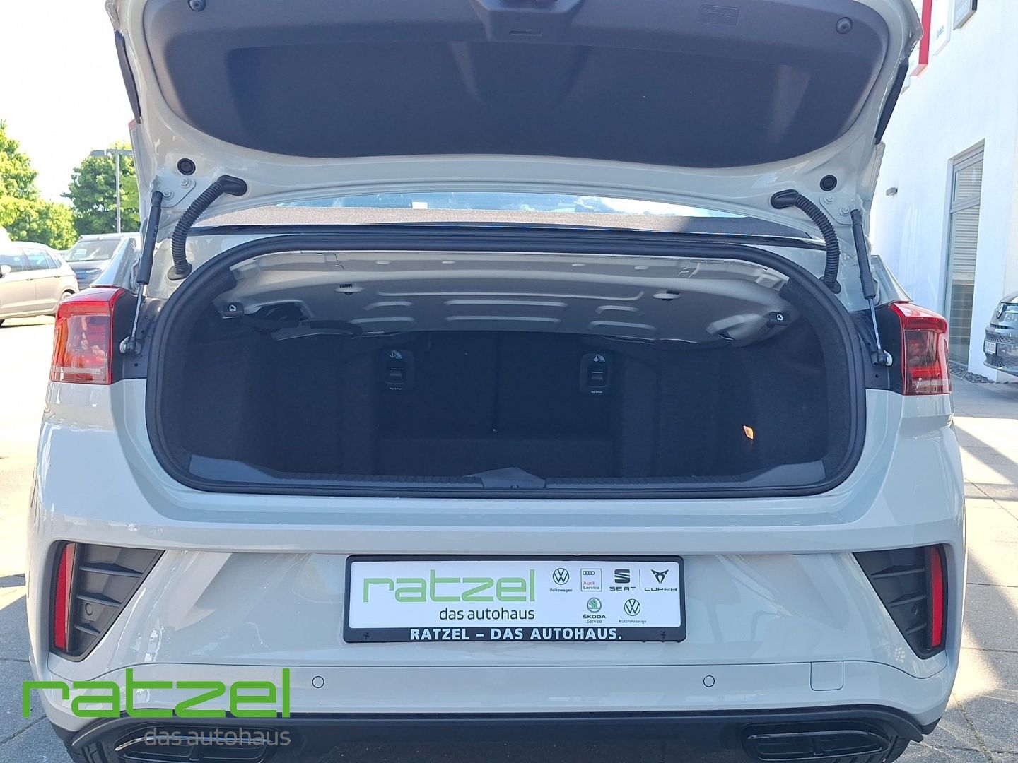 Fahrzeugabbildung Volkswagen T-Roc Edition Karmann 1.5TSI DSG Standh.+LED+PDC