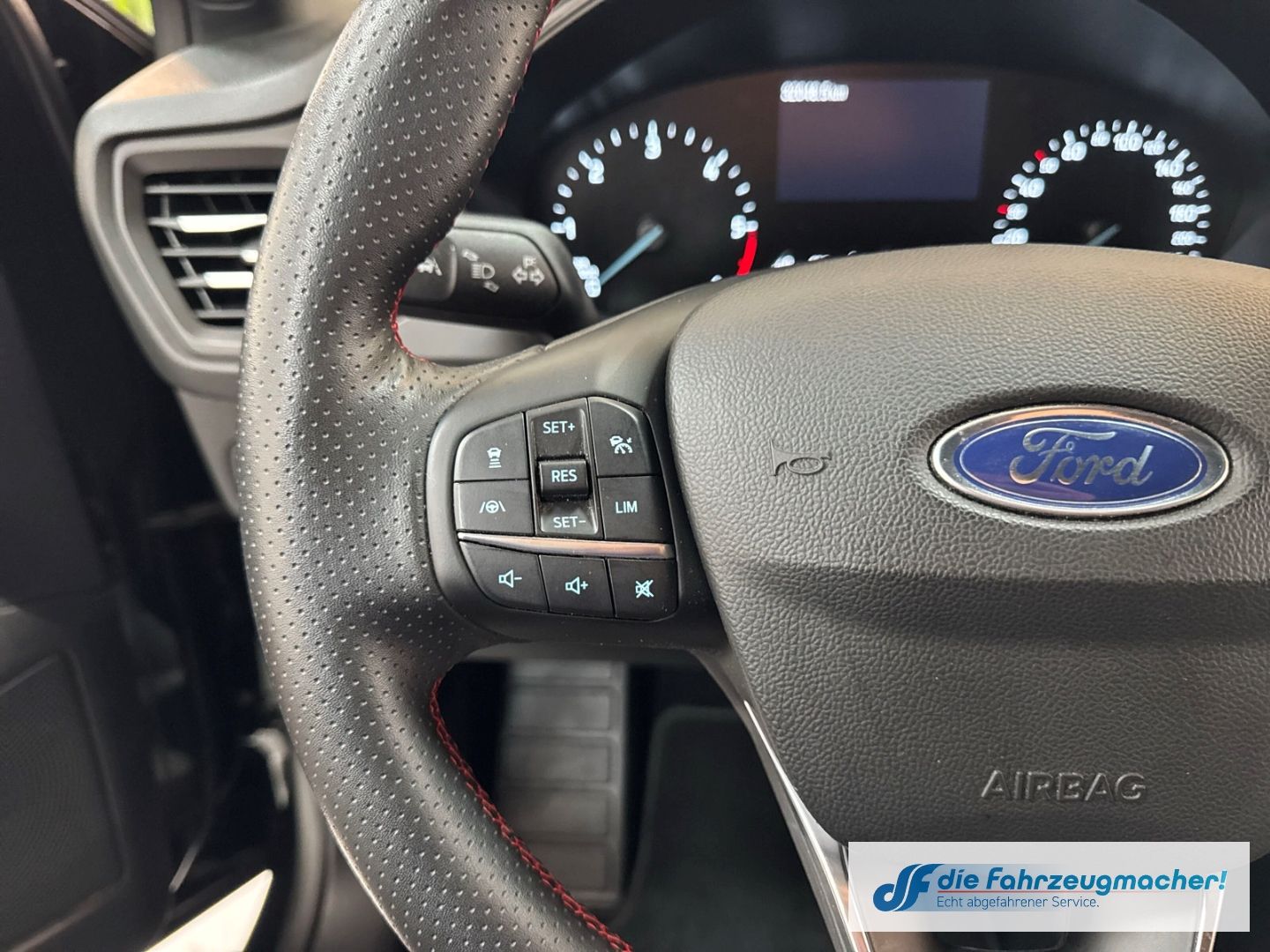 Fahrzeugabbildung Ford Focus ST-Line Navi LED ACC Apple CarPlay Android