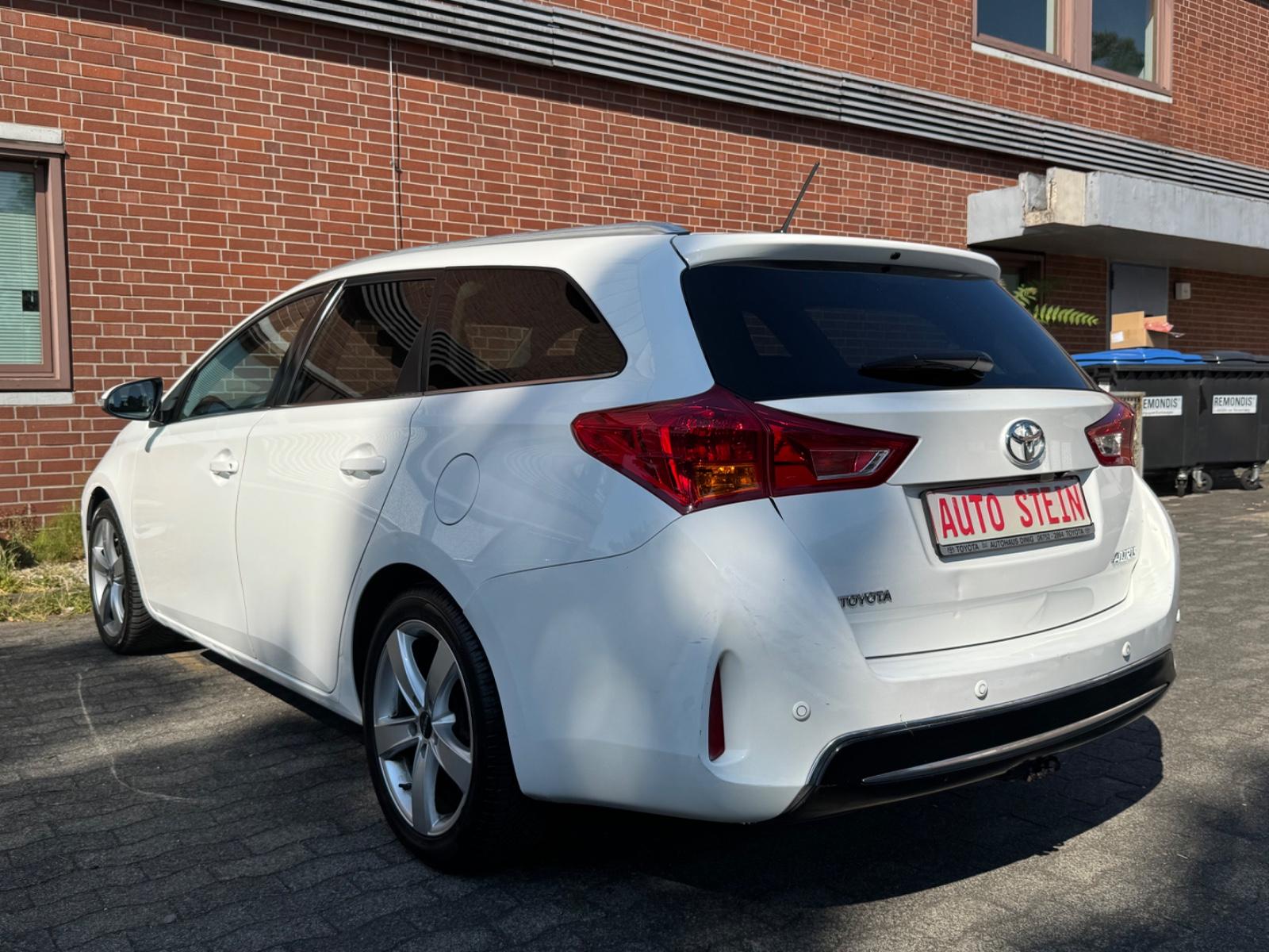 Toyota Auris 2015 — photo 7