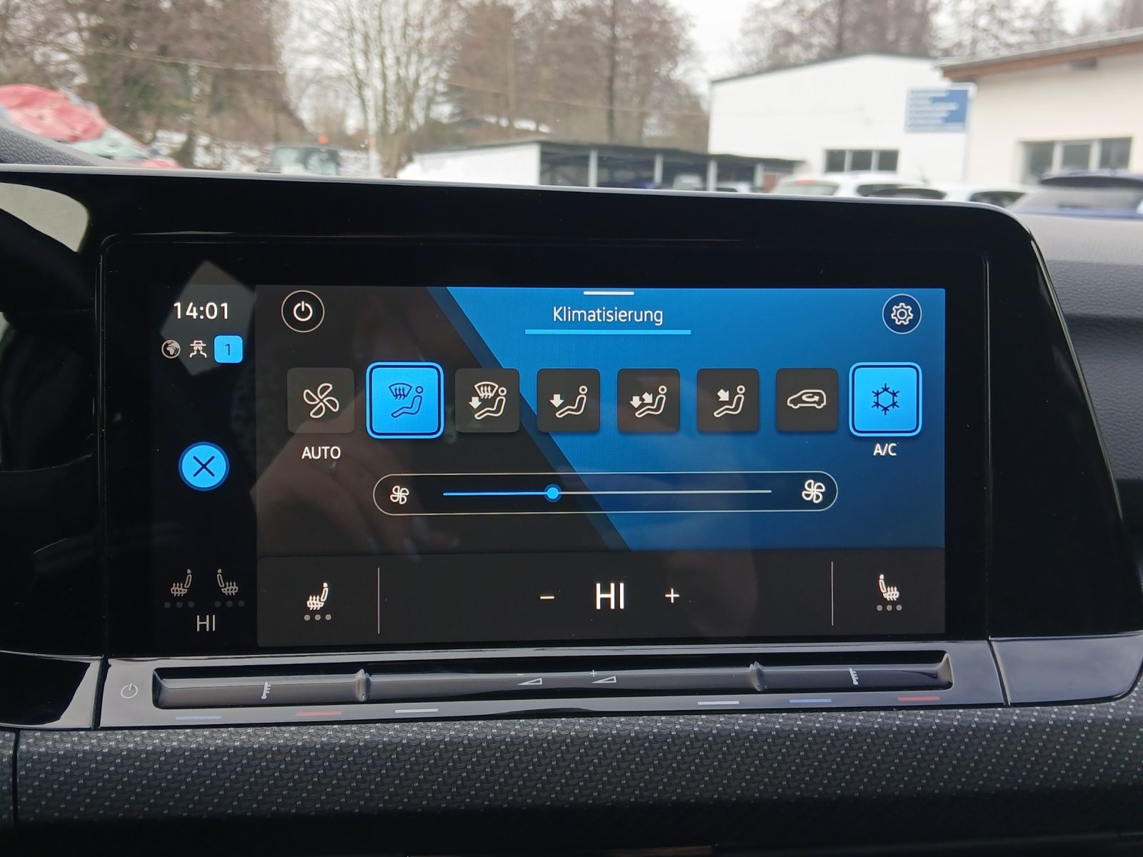 Fahrzeugabbildung Volkswagen Golf VIII Variant TSI R-Line LED AHK Navi AID AC