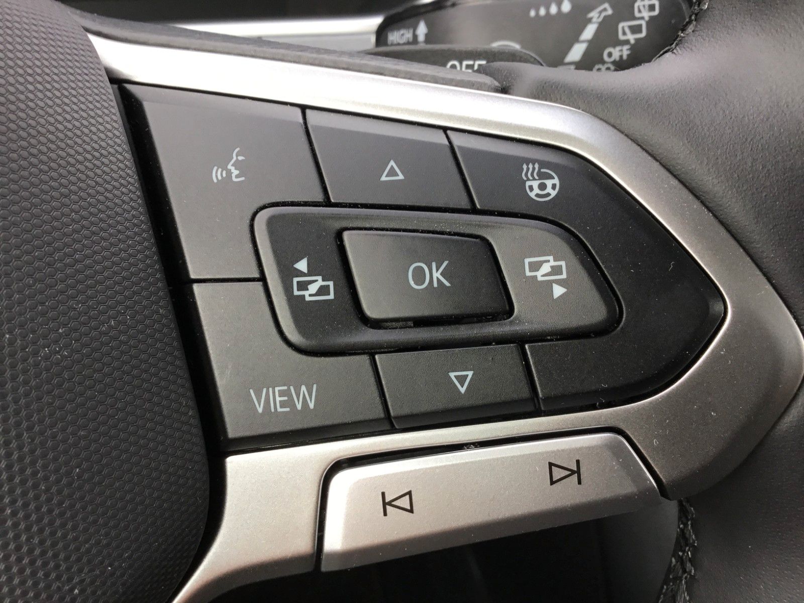 Fahrzeugabbildung Volkswagen T-Roc 1.5 TSI DSG Style+AHK+MatrixLED+ACC+Pano