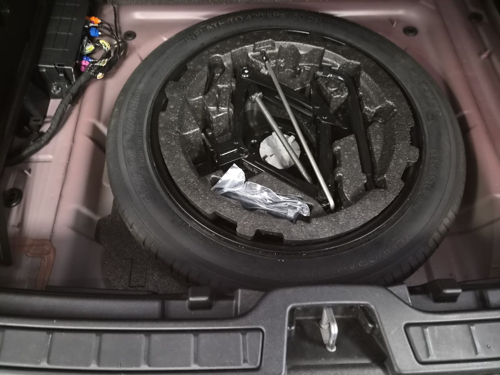 Fahrzeugabbildung Volvo XC 40Momentum AWD / H&K Sound / 1. Hand / S-HEFT