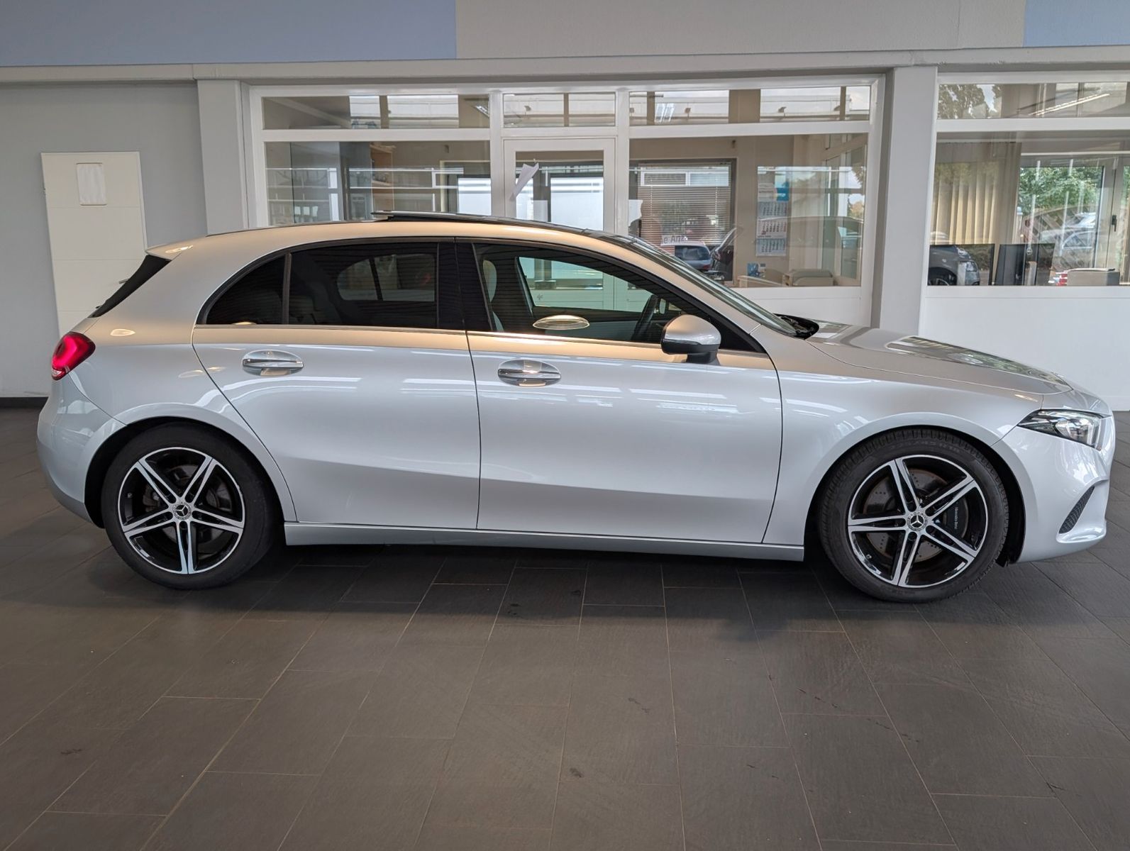 Mercedes-Benz A 200d Aut. LED AHK Panorama Kamera ACC Sitzh foto 2
