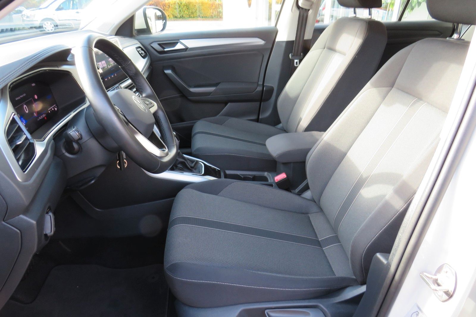 Fahrzeugabbildung Volkswagen T-Roc Life DSG AHK NAVI SITZH. APP-CON. LED 1Hd