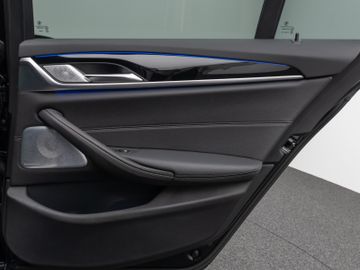 Fahrzeugabbildung BMW 540d xDr Tour HUD ACC Pano 360° Bowers & Wilkins
