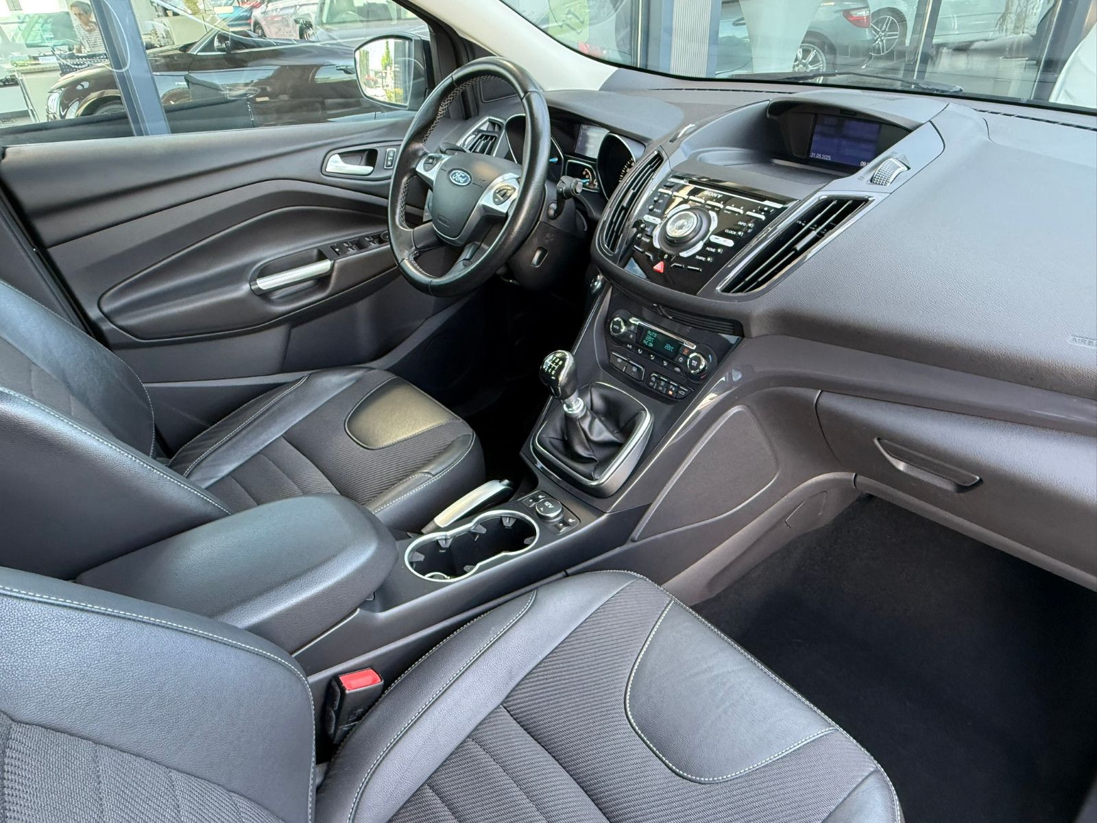 Fahrzeugabbildung Ford Kuga Individual KLIMAAUTO SITZHEIZUNG AHK