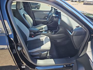 Bild 13 Opel Mokka-e Elegance Navi Digitales Cockpit LED Appl